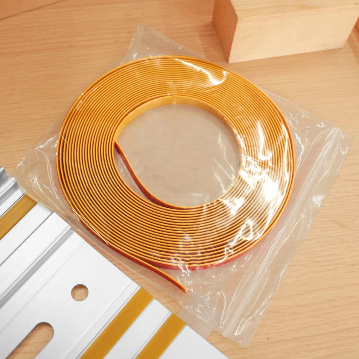 Bandă transparentă anti-așchii, lățime 10mm, rolă de 4/8m